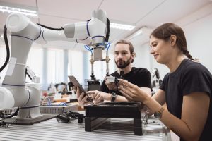 Industrial Robotics program university students learning education mechanical assembly with Robot Universal Training Platform robot arm simulation model in engineering lab classroom. Robotik Weiterbildung bei PAR:SET - los gehts!